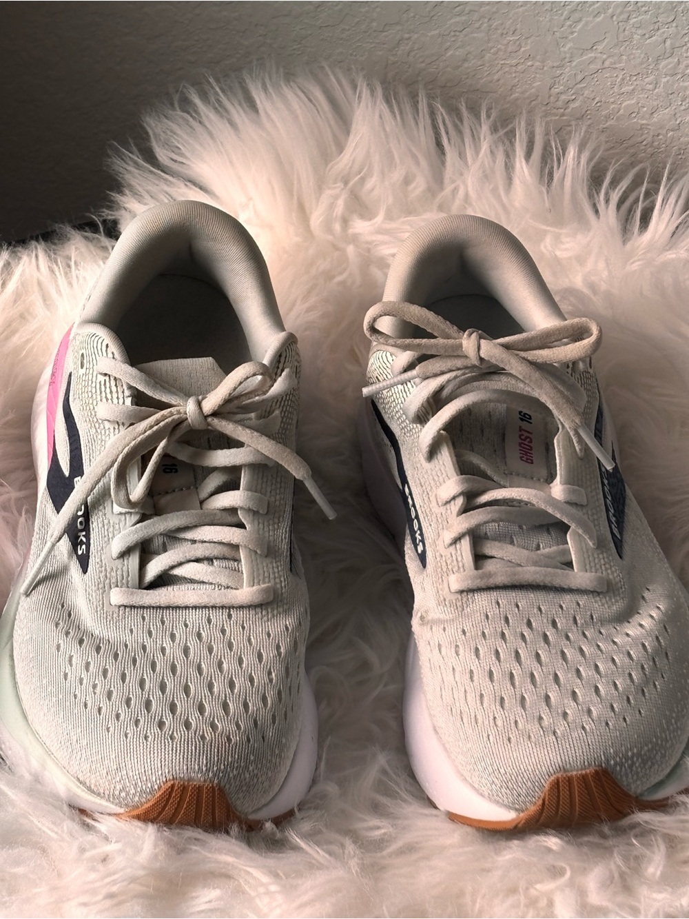 Used! Brooks Women’s Light Gray Running Sneakers with Pink Accent